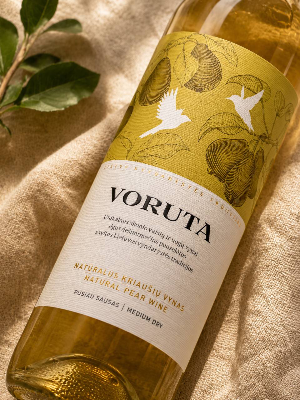 Voruta Natural Pear Wine botanical label detail with hummingbirds